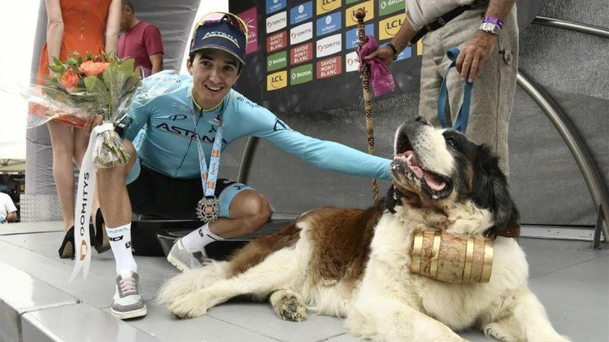 Pello Bilbao, con un san bernardo en el podio de La Rosière. /-AFP / PHILIPPE LOPEZ
