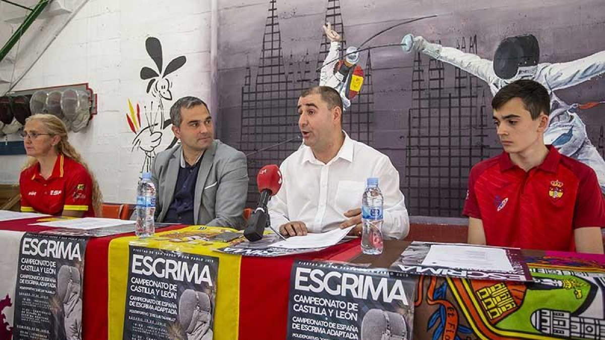 El Campeonato de Castilla y León de esgrima senior, sub 20 y sub 17 se presentó ayer en El Plantío.-Santi Otero