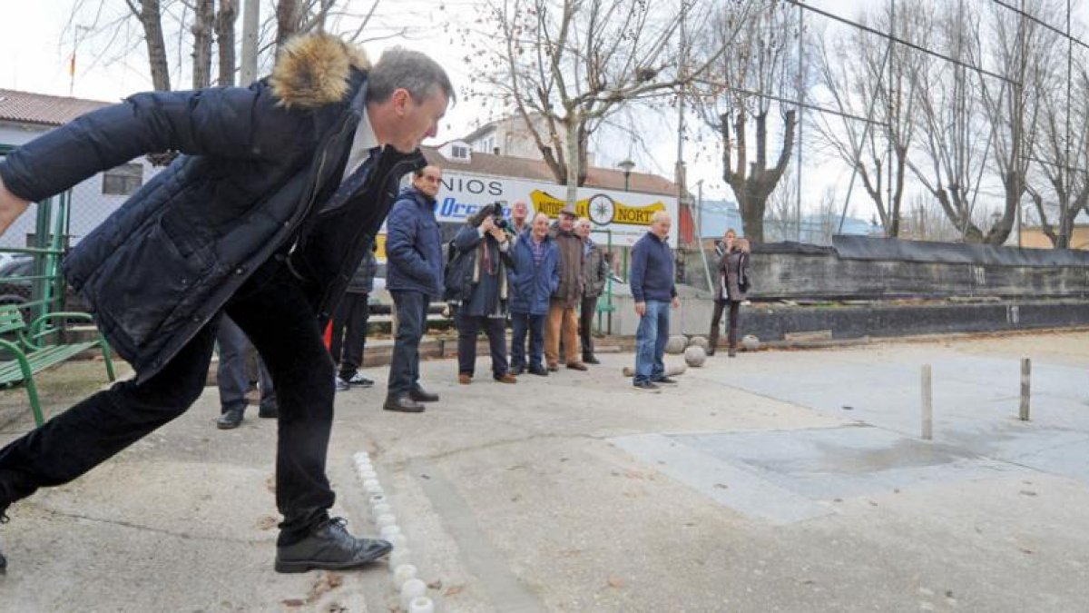 El alcalde, Javier Lacalle, se animó a realizar una tirada de bolos en su visita a las instalaciones de Capiscol.-ISRAEL L. MURILLO