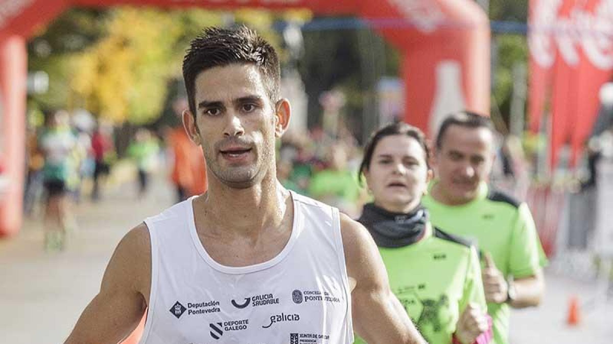 Óscar Cavia entra victorioso en la línea de meta ubicada en el paseo Sierra de Atapuerca.-Santi Otero