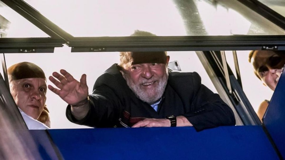 Lula saluda a sus seguidores desde la ventana del sindicato.-MARCELO CHELLO / AP