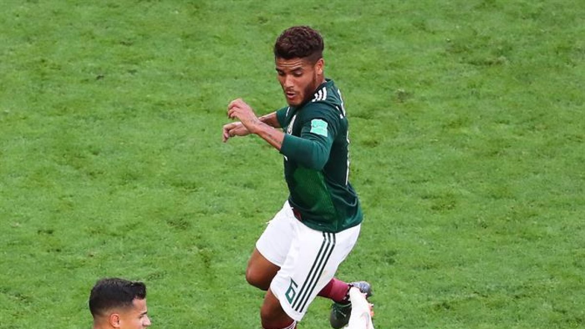 Coutinho trata de controlar ante jugadores mexicanos-TATYANA ZENKOVICH (EFE)