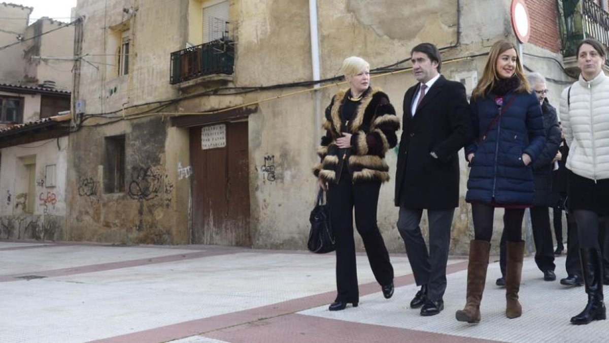 Un momento de la visita realizada a Miranda de Ebro por el consejero de Fomento.-ICAL