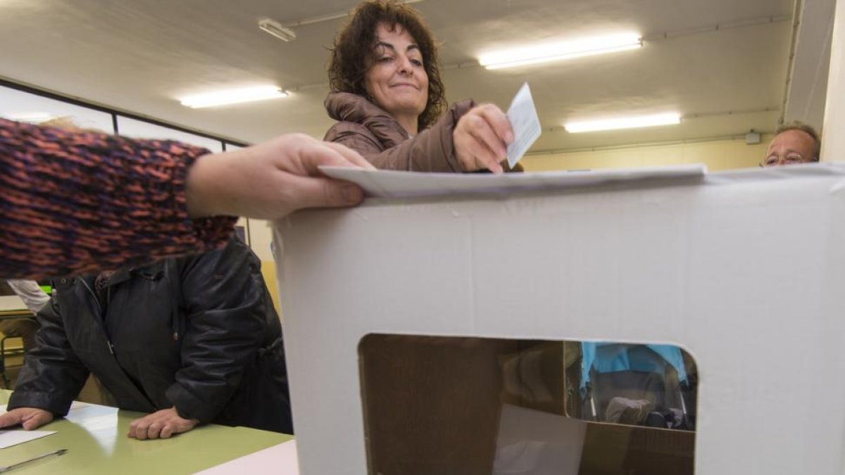 Una mujer participa en la consulta del 9-N.-JOAN REVILLAS