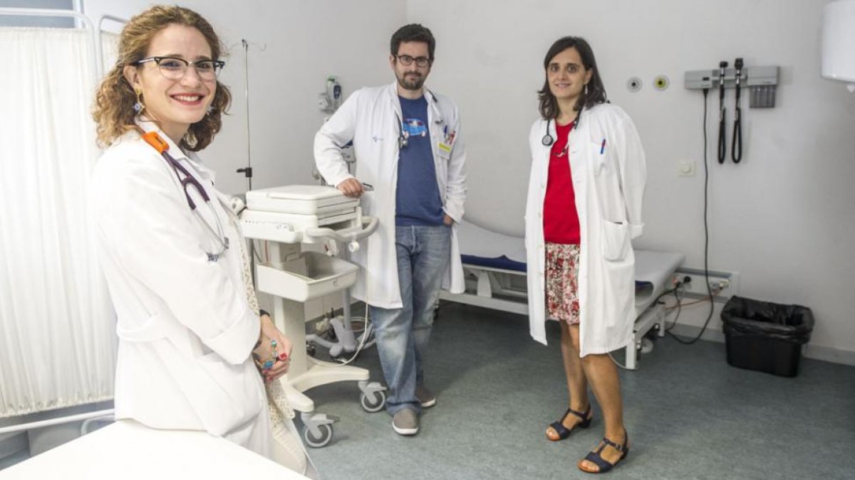 Los doctores Ester Sánchez, Ángel Pérez y Beatriz Fernández son los encargados de la unidad junto a una enfermera.-ISRAEL L. MURILLO
