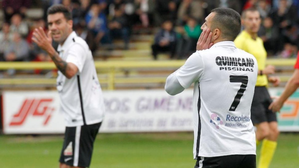 Armiche y Adrián se desesperan tras marrar una ocasión durante el partido de ayer ante el Izarra.-SANTI OTERO