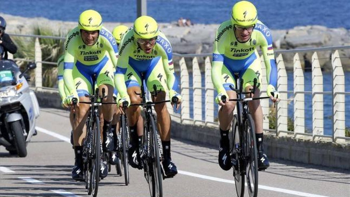 El conjunto Tinkoff-Saxo, de Alberto Contador, en plena acción, durante la contrarreloj inaugural del Giro 2015.-Foto: AFP / LUK BENIES