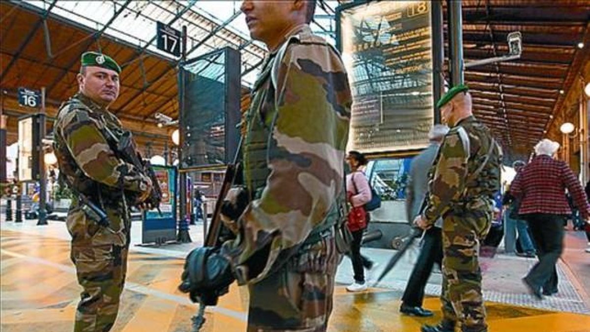 Soldados franceses vigilan la Gare du Nord de París, el pasado lunes.-AFp / THOMAS COEX