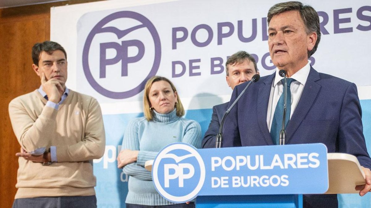 A la derecha, el secretario autonómico del PP, Francisco Vázquez, durante su intervención ayer en Burgos.-SANTI OTERO