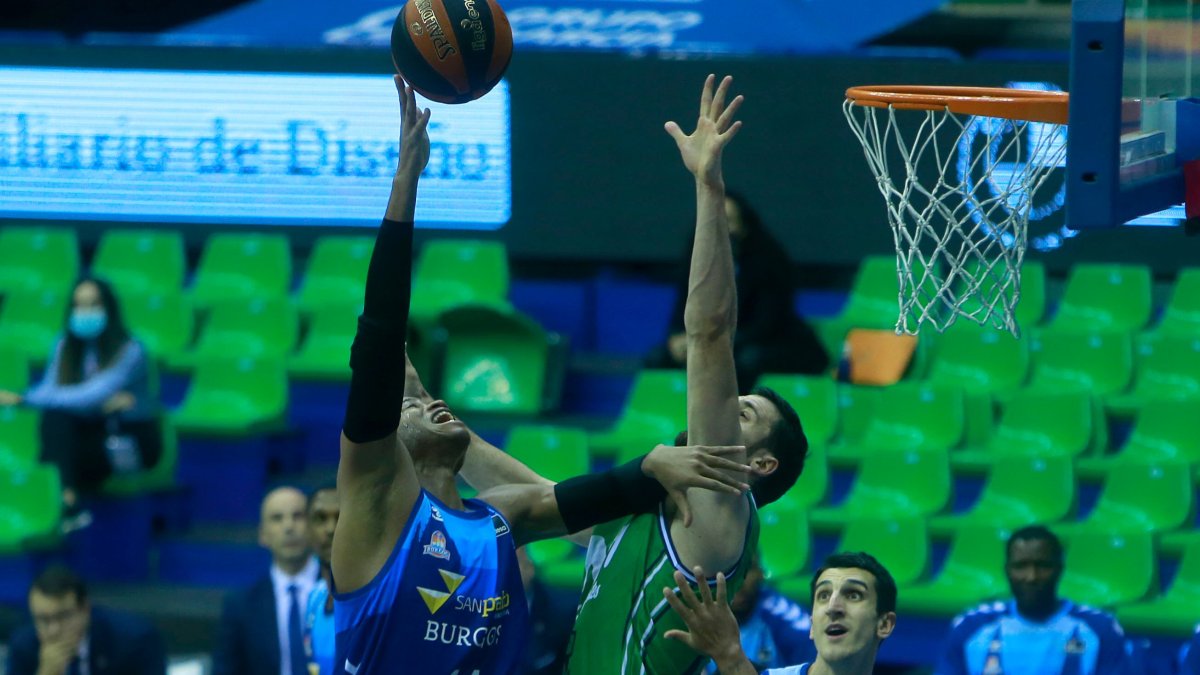 Rivero fuerza el lanzamiento a canasta. RAÚL OCHOA