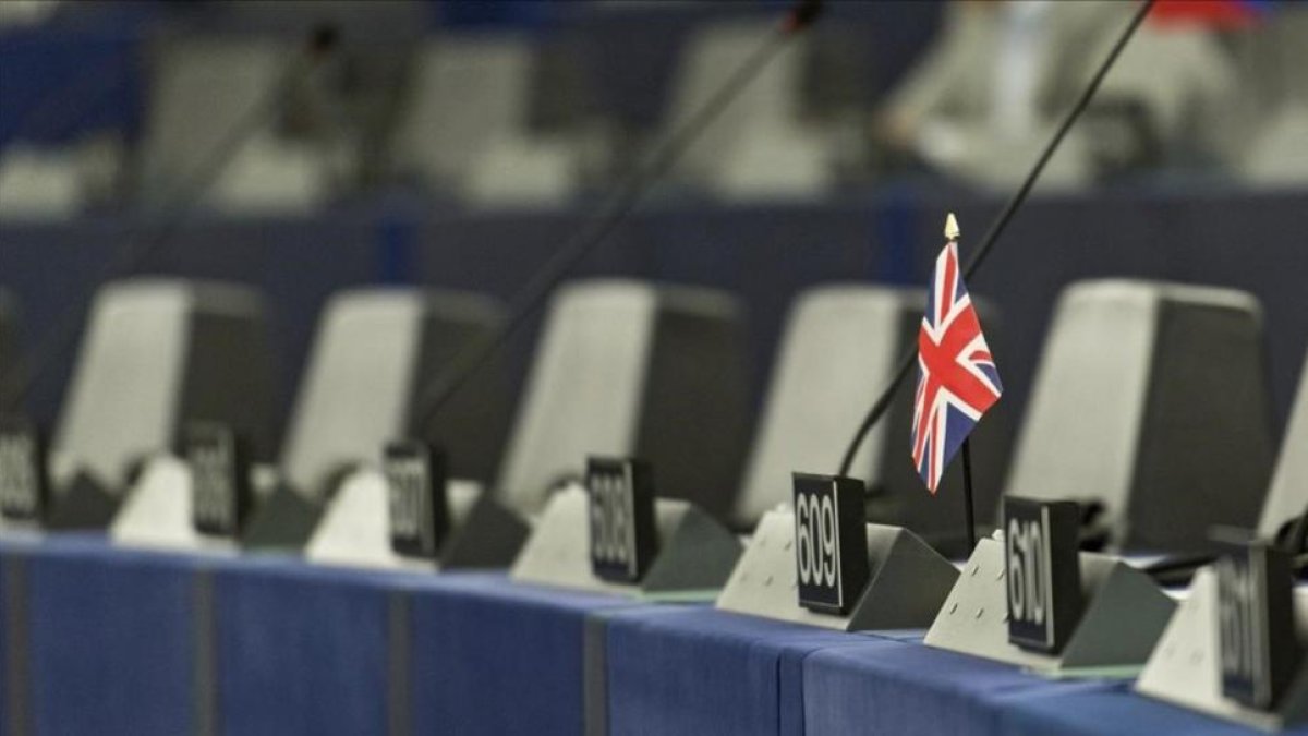 La bandera británica en uno de los escaños del Parlamento Europeo.-EFE