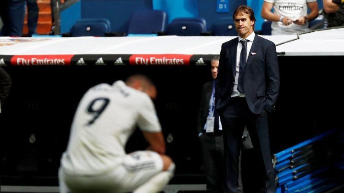 Lopetegui, al fondo, durante el partido del Real Madrid ante el Levante.-X01622
