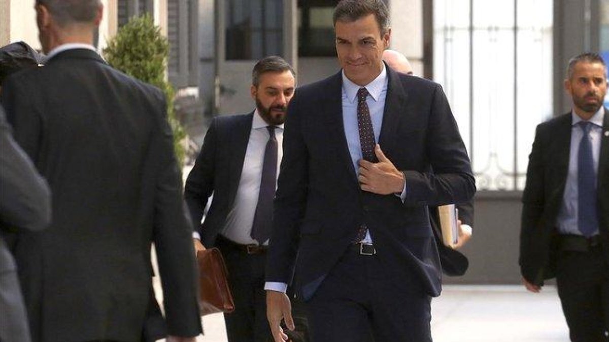 El presidente del Gobierno en funciones, Pedro Sánchez, llega este miércoles al pleno del Congreso de los Diputados.-DAVID CASTRO
