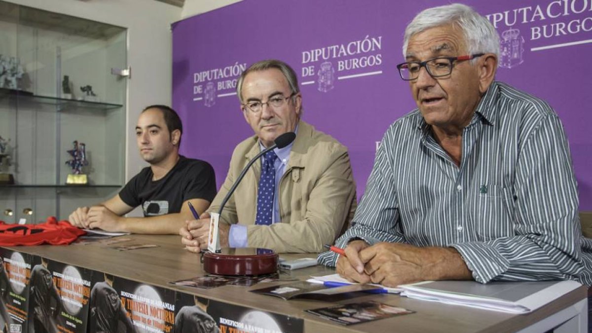 El técnico municipal, Rubén Fuente, el alcalde de Villadiego, Ángel Carretón, y el gerente de Aspanias, José María Ibáñez.-SANTI OTERO
