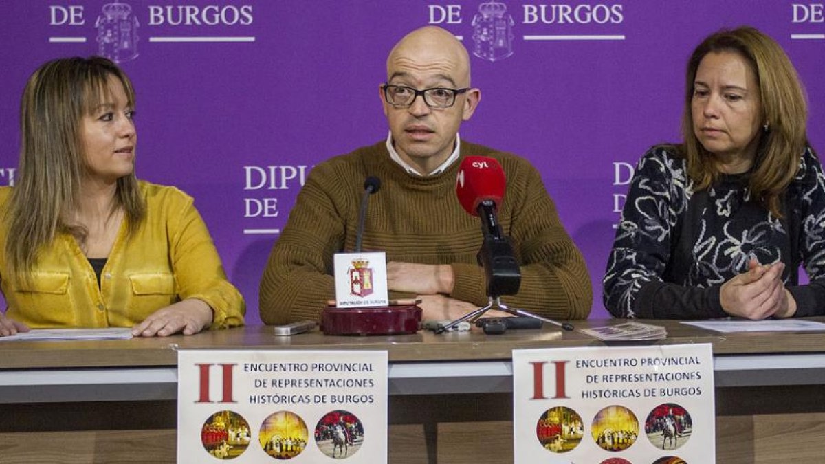 El diputado provincial de Cultura Luis Jorge del Barco, junto a la presidenta de la asociación, Isabel Torrientes (izq) y la alcaldesa Raquel Torrientes (dch).-S. O.
