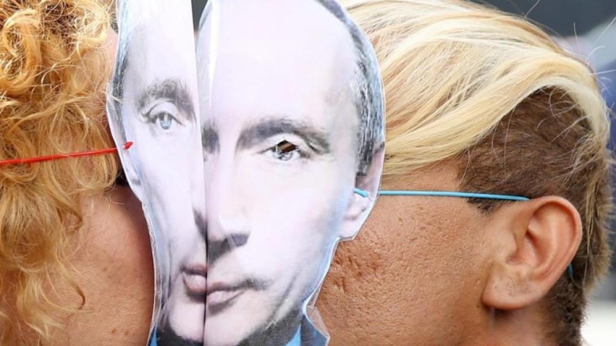 Protesta contra la discriminación de los homosexuales ante la embajada de Rusia en París.-EFE / ARCHIVO