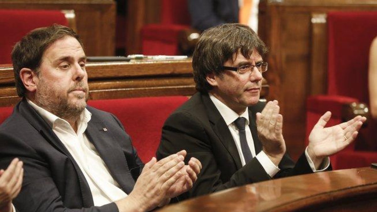 Oriol Junqueras y Carles Puigdemont, en el Parlament.-JULIO CARBÓ
