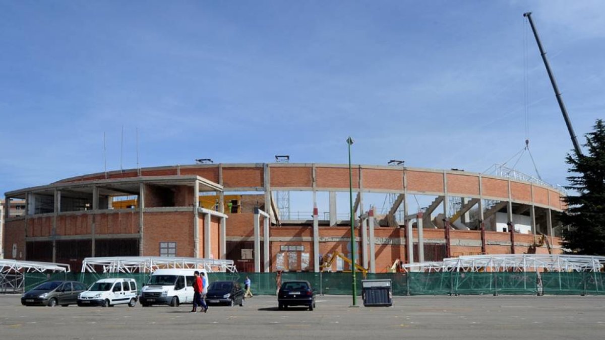 Ayer se empezaron a colocar las 24 piezas de la estructura tubular que soportará la nueva cubierta del pabellón.-I. L. MURILLO