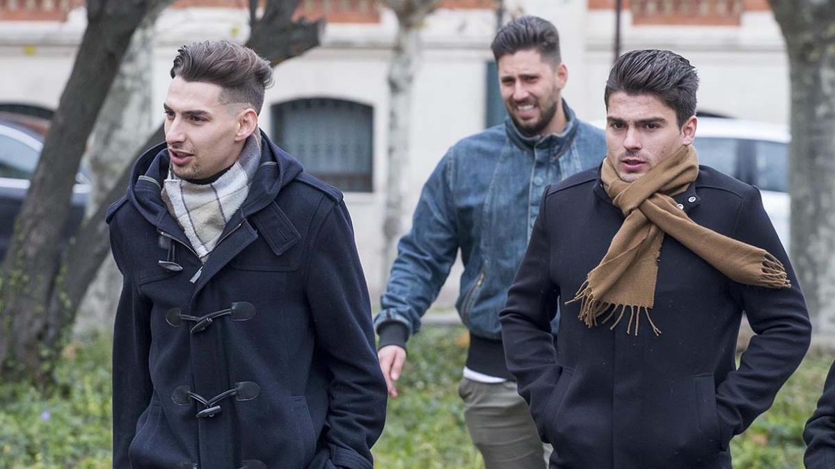 Los tres exjugadores de la Arandina acuden al Palacio de Justicia para recoger la sentencia.-SANTI OTERO