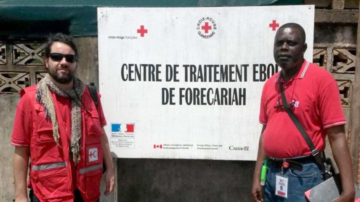 Llorente junto a otro colaborador en el país africano, donde Cruz Roja se coordina con Médicos sin Fronteras y la OMS.-ECB