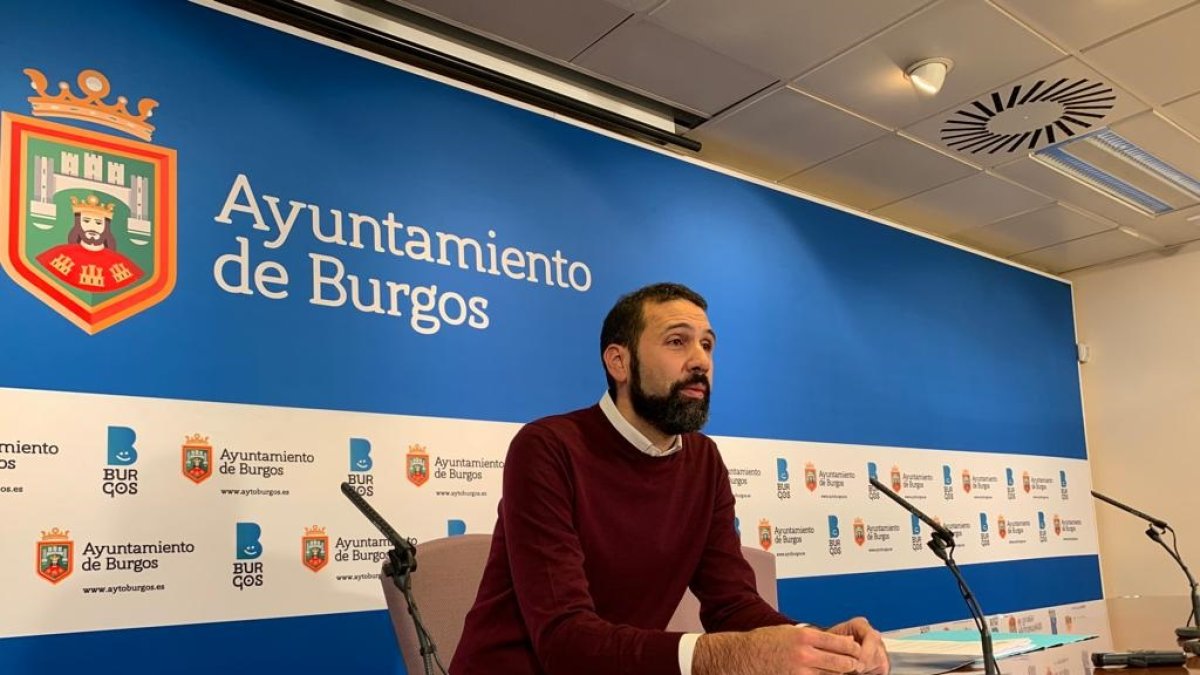 El concejal de Fomento, Daniel Garabito, en una rueda de prensa. ECB