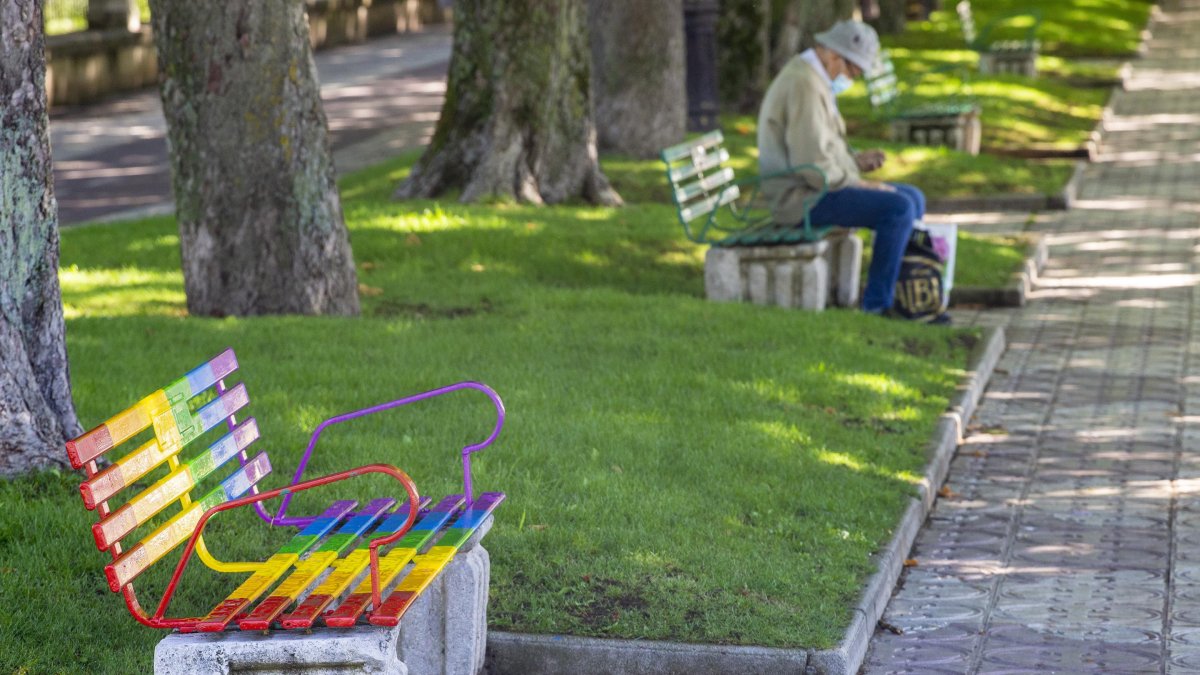 Imagen de un banco pintado con los colores del arcoíris. SANTI OTERO