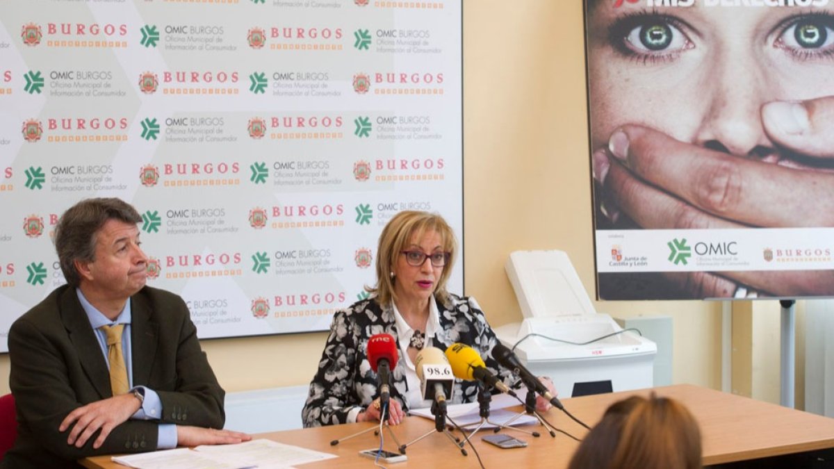 Luis Morcillo y Dolores Ovejero, ayer durante la presentación de la memoria. ISRAEL L, MURILLO