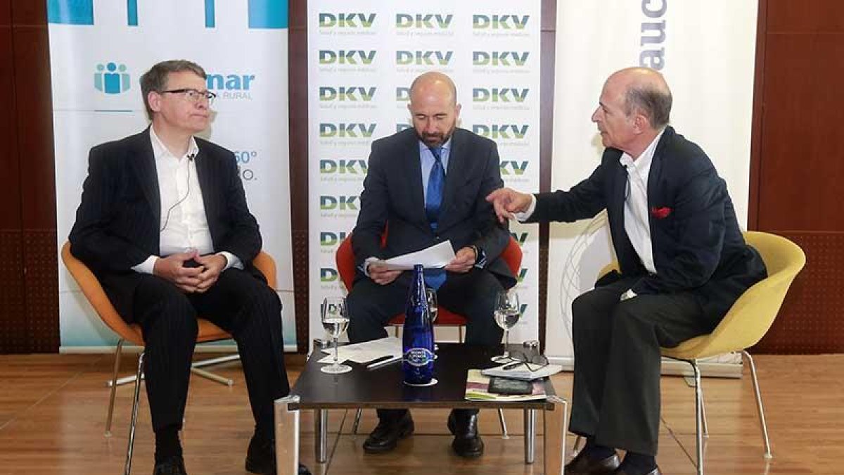Jordi Sevilla (izquierda) y Carlos Rodríguez (derecha) durante el diálogo.-RAÚL G. OCHOA