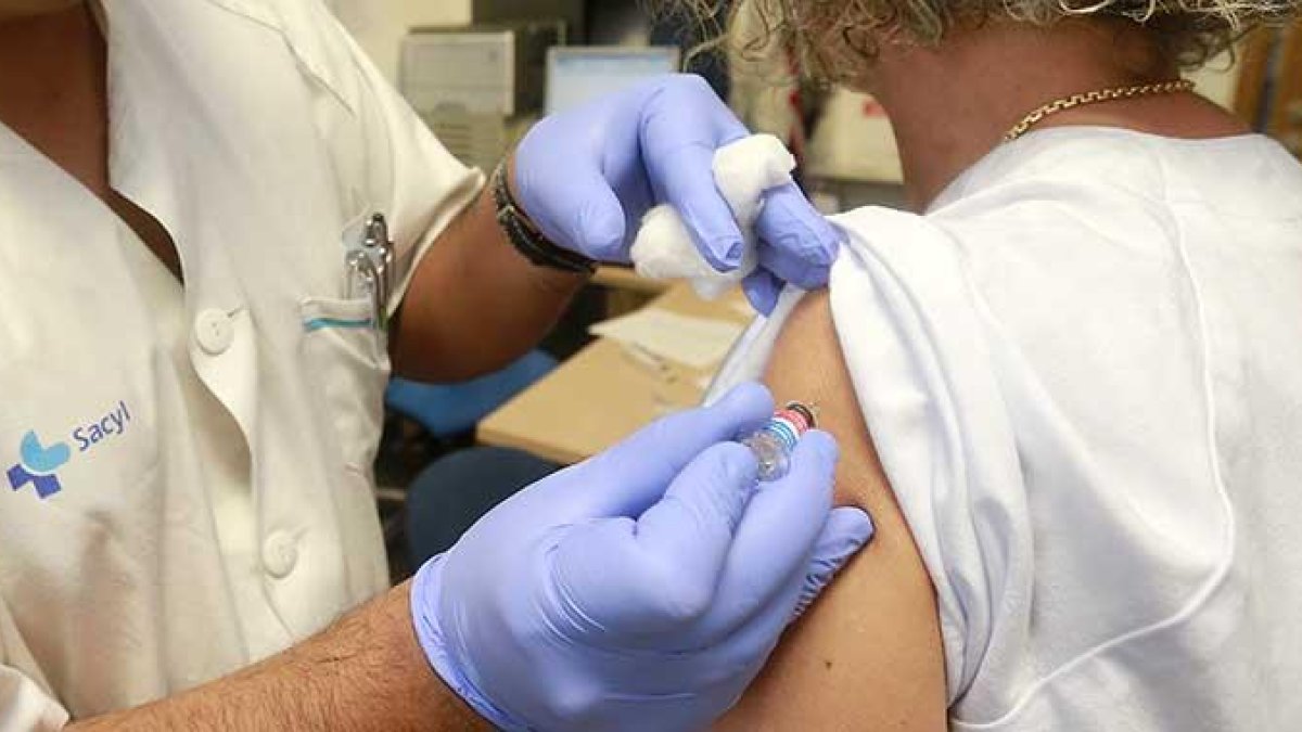 Una paciente recibe el pinchazo con la vacuna de la gripe en el centro de salud de San Agustín en Burgos capital.
