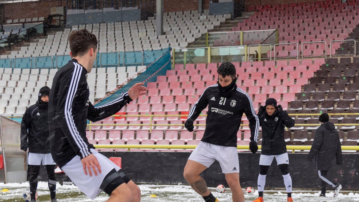 El equipo se ejercitó ayer por la mañana sobre el nevado césped de El Plantío. BURGOS CF