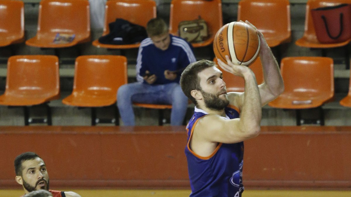 Iván Martínez busca el lanzamiento en suspensión. SANTI OTERO