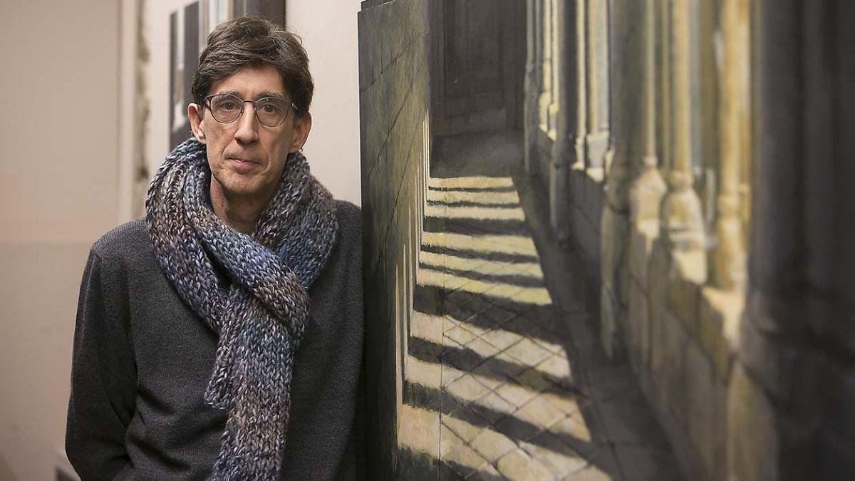 El pintor Luis Alberto Portilla posa con una de sus obras.-RAÚL G. OCHOA