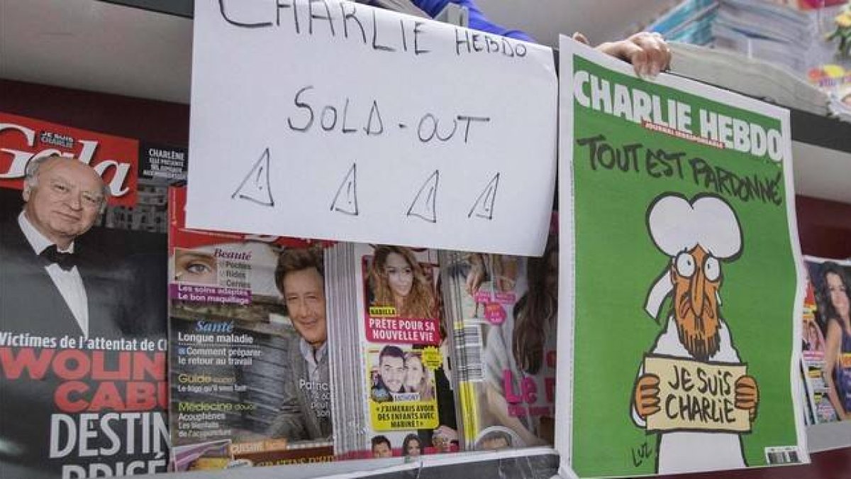 Un cartel indicando que la revista 'Charlie Hebdo' está agotada en una librería este jueves en Bruselas.-REUTERS / YVES HERMAN