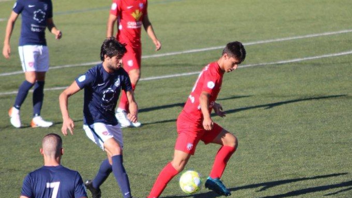 Óscar Vázquez presiona a un contrario, ayer.-UD Santa Marta