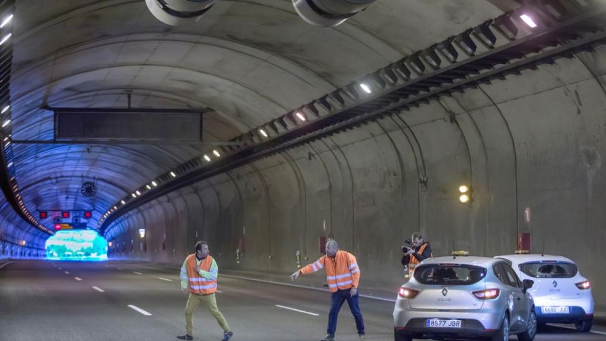 Un momento del simulacro en el interior del túnel.-ICAL