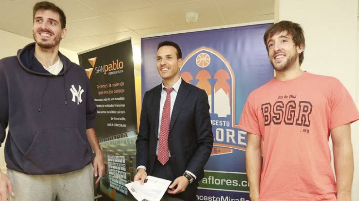Roger Fornas y Roger Vilanova flanquean al vicepresidente del San Pablo Inmobiliaria, Félix Sancho, ayer, en la sede del patrocinador del club.-RAÚL OCHOA