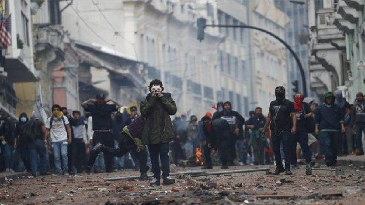 Actos violentos durante las protestas en Ecuador.-AP