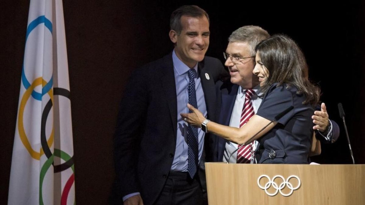 El alcalde de Los Ángeles, Eric Garcetti, junto con Thomas Bach (COI) y la alcaldesa de París, Anne Hidalgo, el pasado 11 de julio en Lausana.-EFE / JENA-CHRISTOPHE BOTT