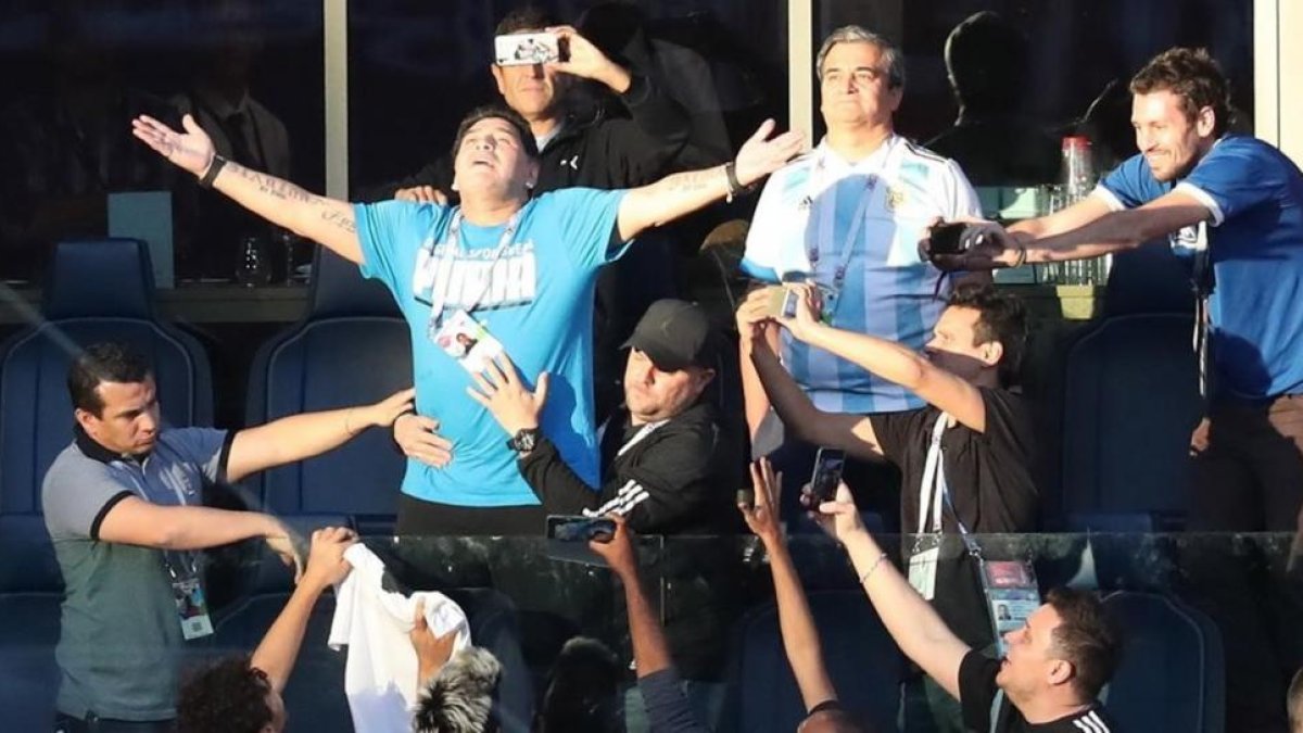 Diego Armando Maradona, rodeado de periodistas argentino, pide a la hinchada albiceleste que anime a Argentina.-EFE