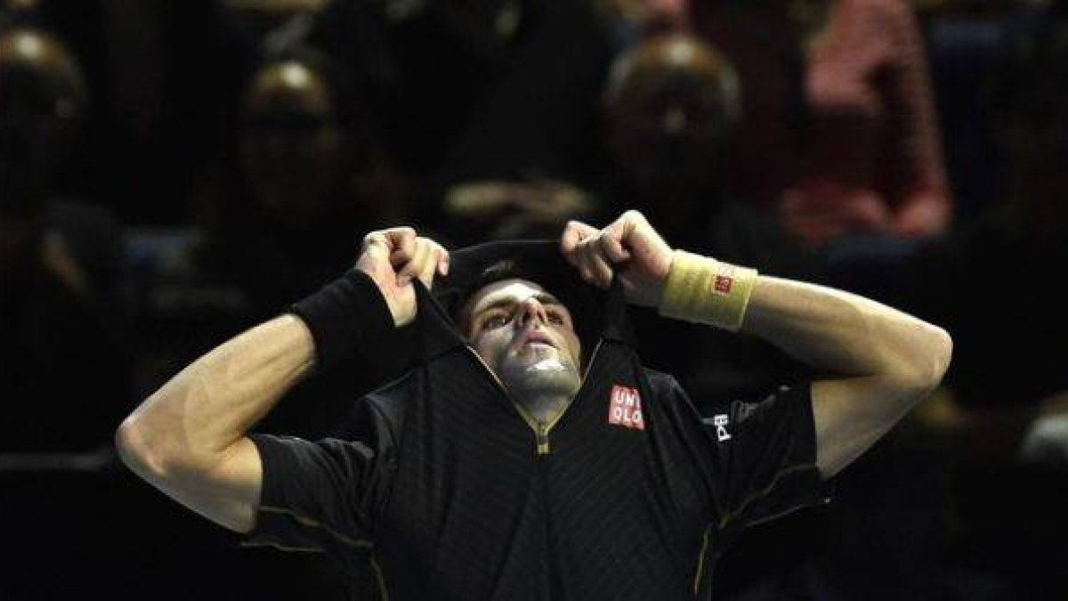 Djokovic se saca la camiseta en su partido ante Nishikori.-Foto: REUTERS / TORY MELVILLE