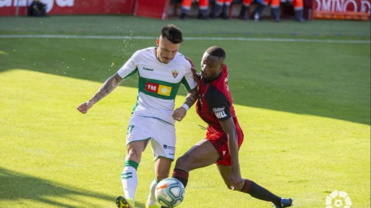 Malsa pugna con un rival. LALIGA