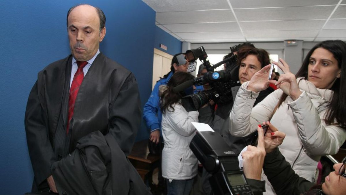 El abogado de Marta Domínguez, José Rodriguez, espera en la sala de vistas del juzgado-Ical