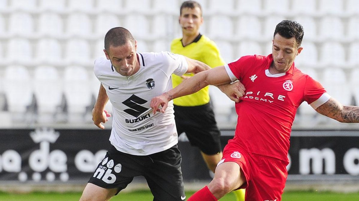 Diego Cervero pugna por el esférico con un jugador de la Cultural Leonesa.-ISRAEL L. MURILLO