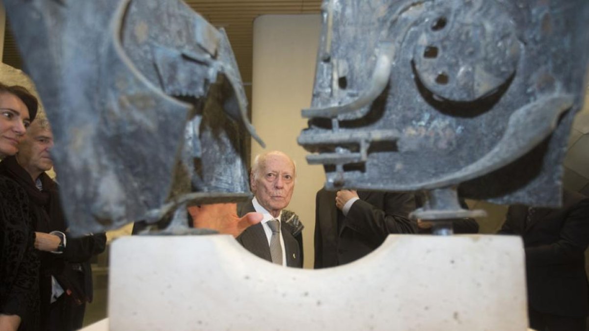 Venancio Blanco se cuela en el diálogo entre la televisión y la radio que se establece en la escultura ‘Comunicación’, del año 1969.-Raúl Ochoa