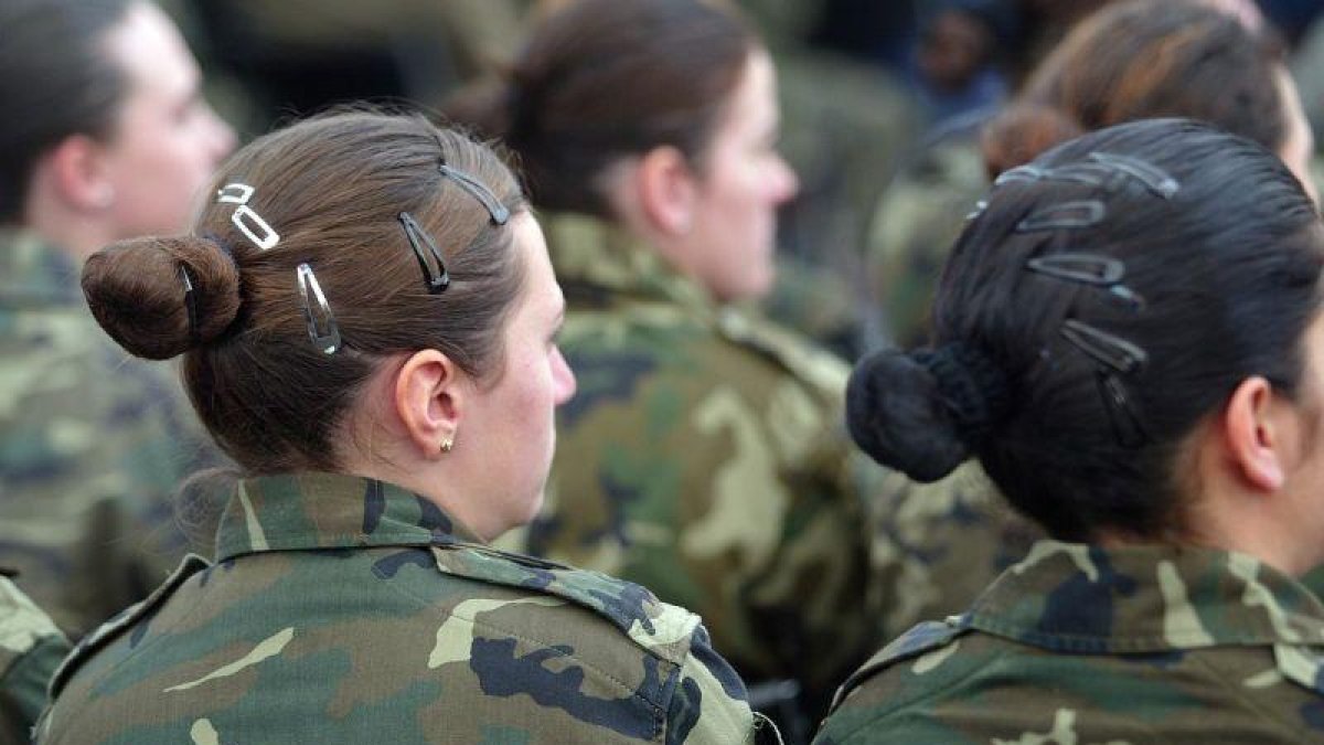 Imagen de archivo: Mujeres en el ejército.-JON BARANDICA