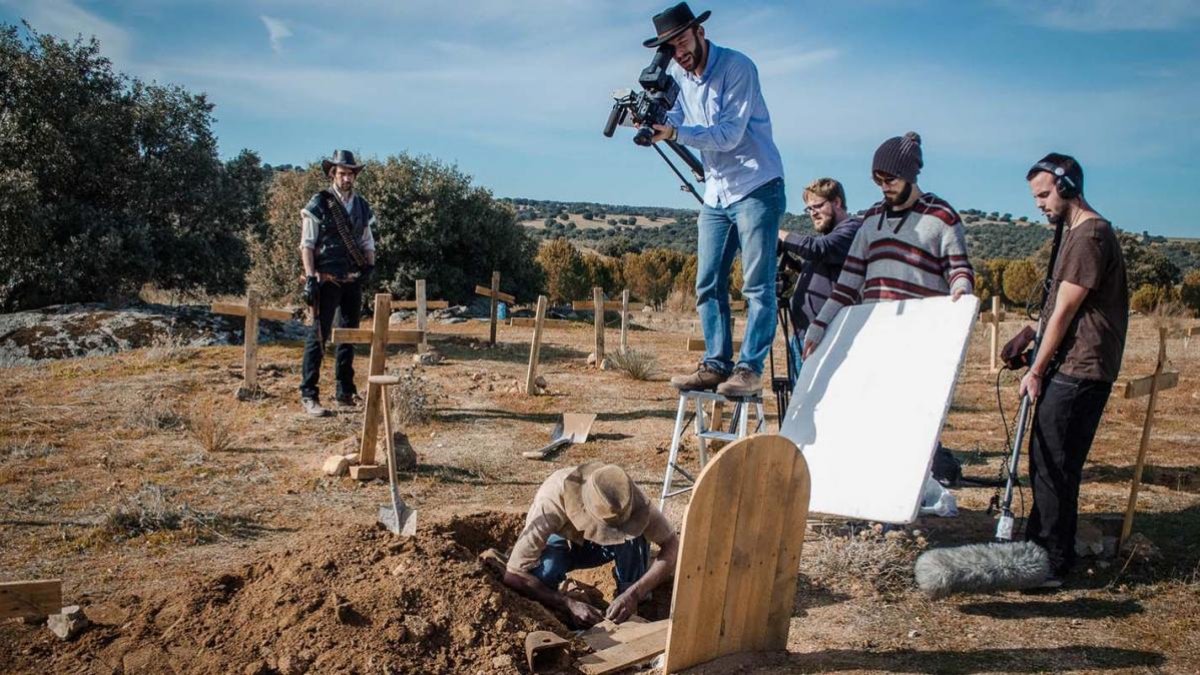 Rodaje del documental ‘Desenterrando Sad Hill’ en el mítico cementerio burgalés donde se rodó el final de 'El bueno, el feo y el malo'. / ZAPRUDER PICTURES