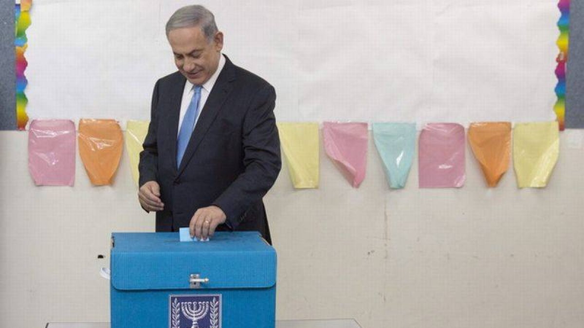 El primer ministro, Binyamin Netanyahu, deposita su voto en un colegio de Jerusalén, este martes.-Foto: EFE / SEBASTIAN SCHEINER / POOL