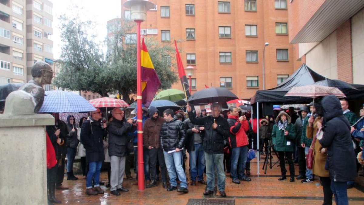 Decenas de personas participaron en el homenaje a Padín.-E.M.