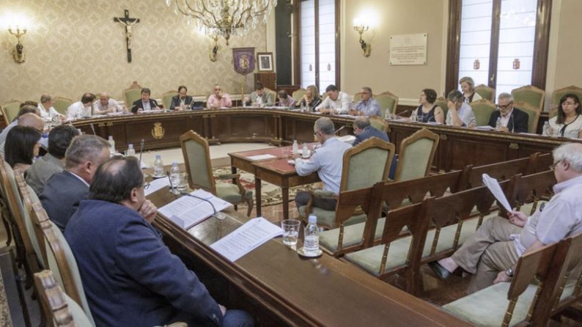 La Diputación llevará la nueva propuesta de RPT para aprobación plenaria la próxima semana, tras lo cual sindicatos y PSOE la recurrirán.-ECB