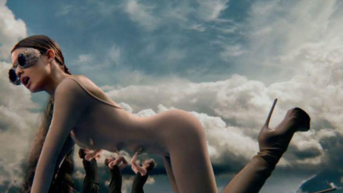 Ariana Grande en un fotograma de su videoclip God is a woman.-YOUTUBE